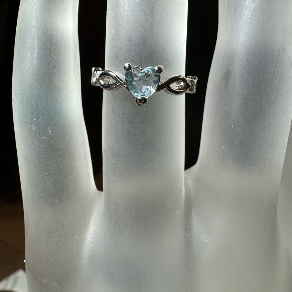Fashion ring with Aqua heart 4.75 new